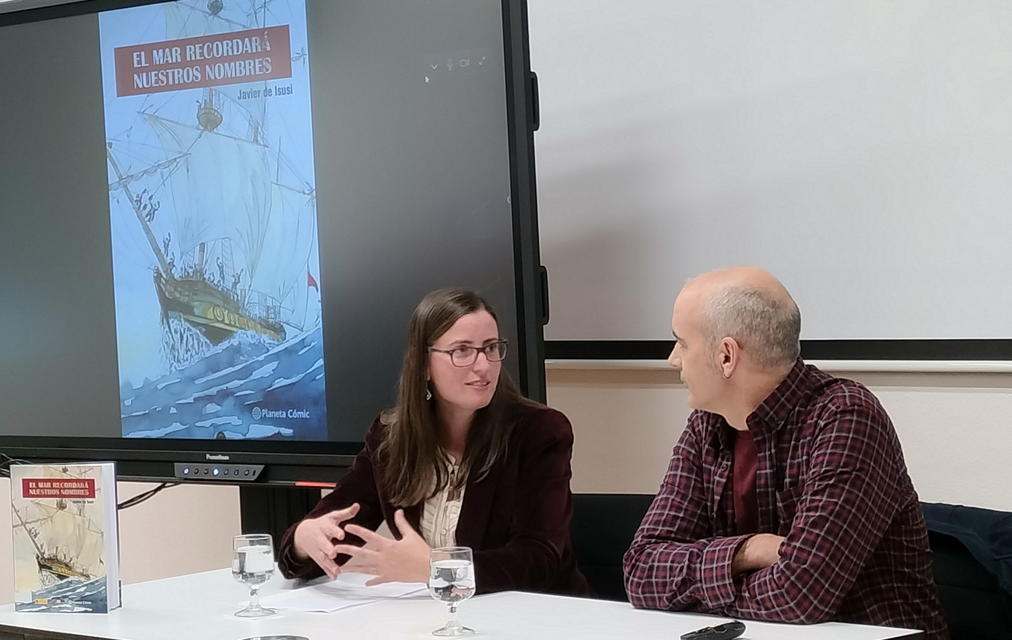 La doctora Noa Laguna, del ISCIII, junto a Javier de Isusi, en un momento de la presentación de 'El mar recordará nuestros nombres' como parte de una clase del Máster de Salud Pública.