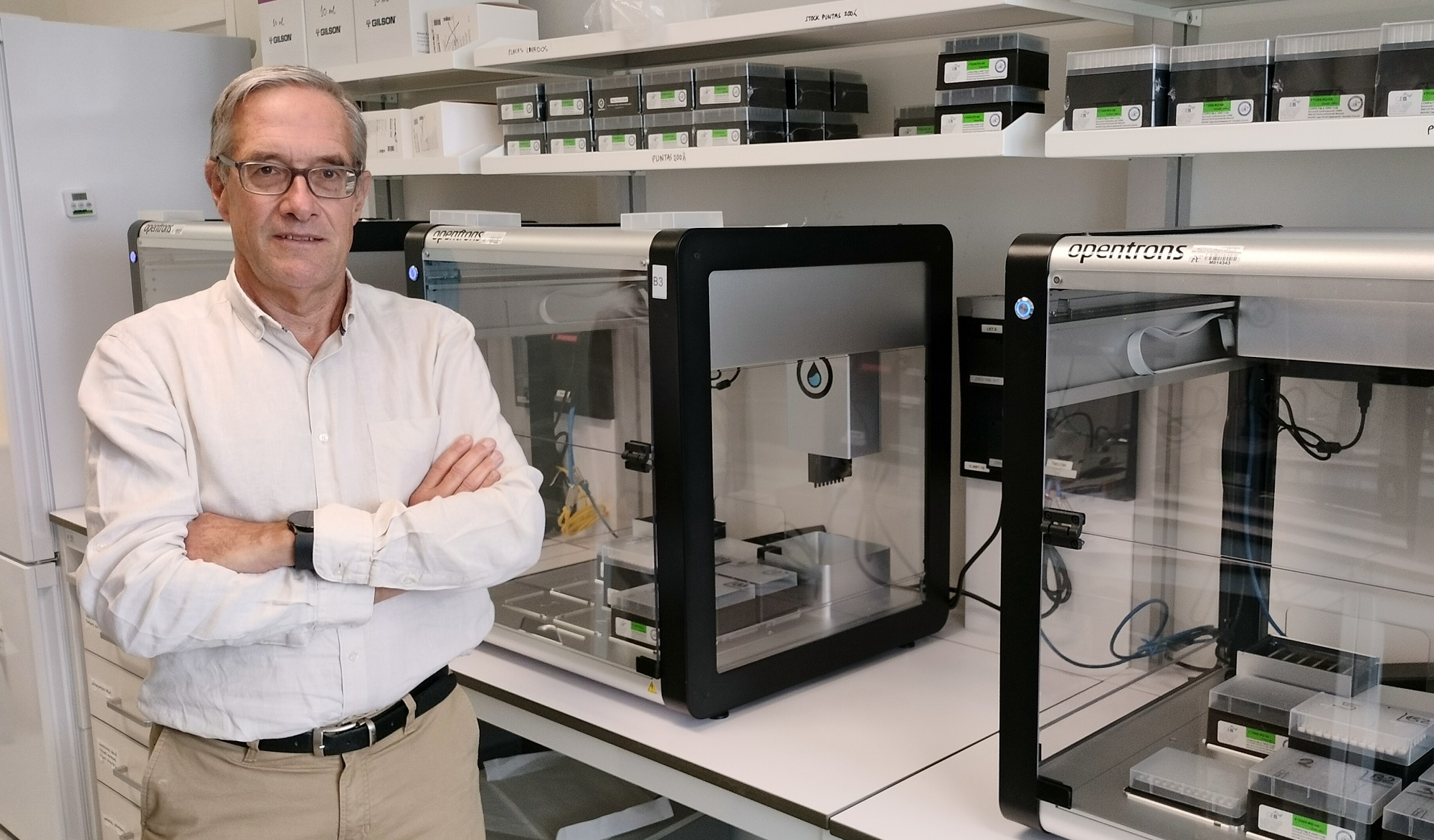 Juan Echevarría, en uno de los laboratorios de su grupo de investigación, en el Centro Nacional de Microbiología del ISCIII.