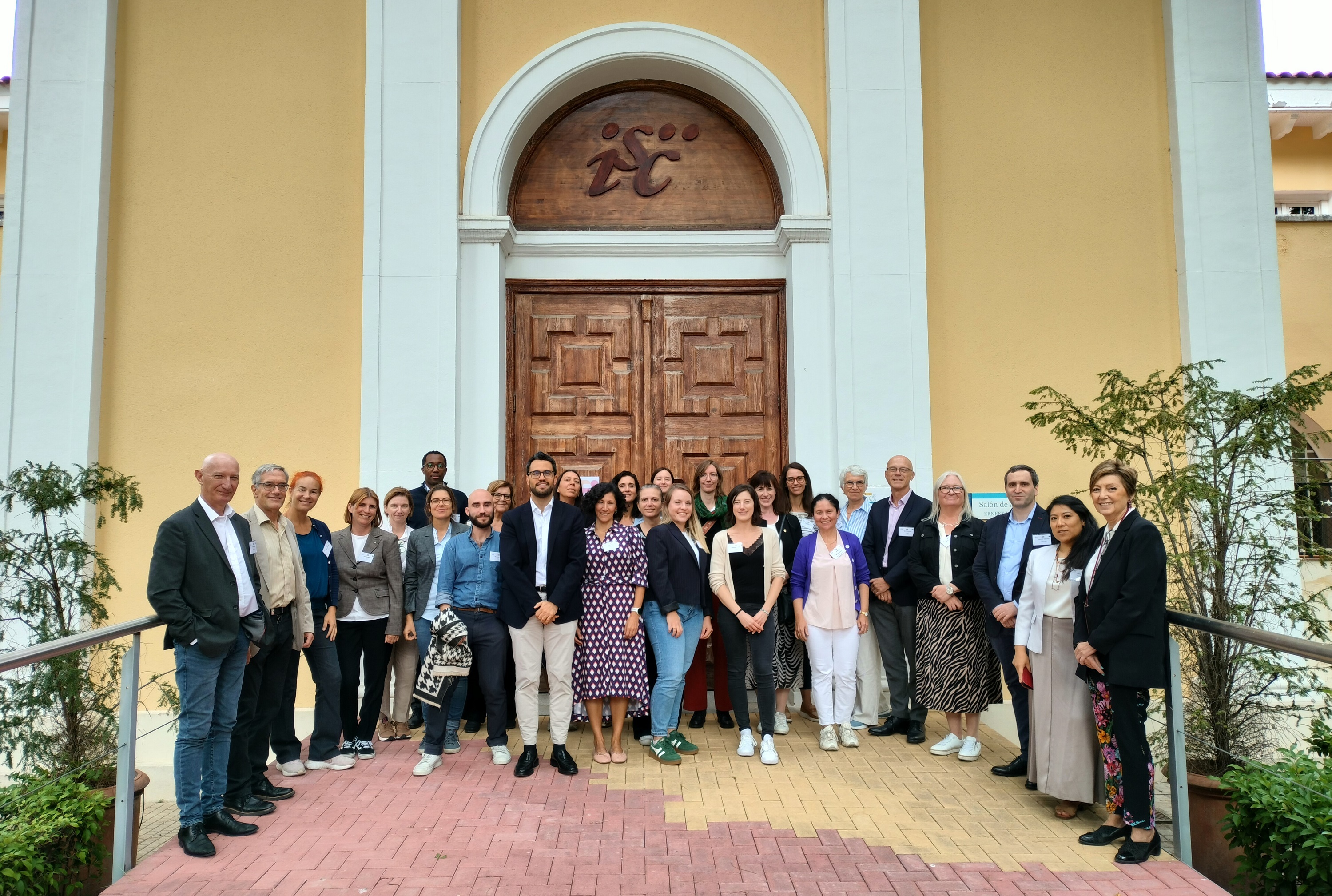 Foto de familia de la reunión celebrada en el ISCIII, en el Campus de Chamartín de Madrid, con representantes del Instituto y del Partenariado BE READY. En el centro, el subdirector de Programas Internacionales de Investigación del ISCIII, Daniel Ruiz Iruela; a la derecha, la subdirectora del Instituto Rosario Perona.