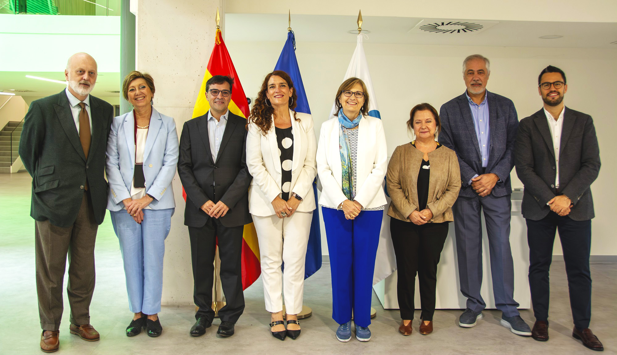 De izquierda a derecha, el secretario general del ISCIII, Manuel Cuenca; la profesora de investigación Rosario Perona; el subdirector General de OPI, Marcos Palomo; la secretaria general de Investigación del Ministerio de Ciencia, innovación y Universidades, Eva Ortega-Paíno; la directora del ISCIII, Marina Pollán; la subdirectora Pilar Gayoso; el subdirector Miguel Calero, y el subdirector Daniel Ruiz, en el Centro Nacional de Microbiología al inicio de la visita.