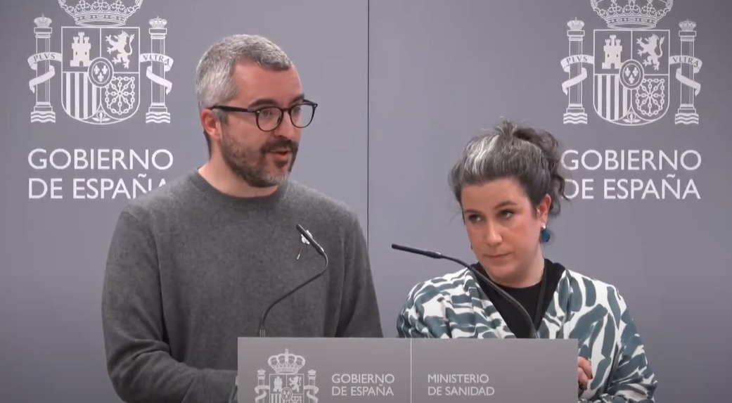 El secretario de Estadio de Sanidad, Javier Padilla, en un momento de la presentación de los resultados de la encuesta, junto a Paloma Calleja coordinadora del Comité de Cuidados en Salud, organismo en el que Teresa Moreno Casbas, responsable de Investén-isciii, es la responsable de Cuidados.