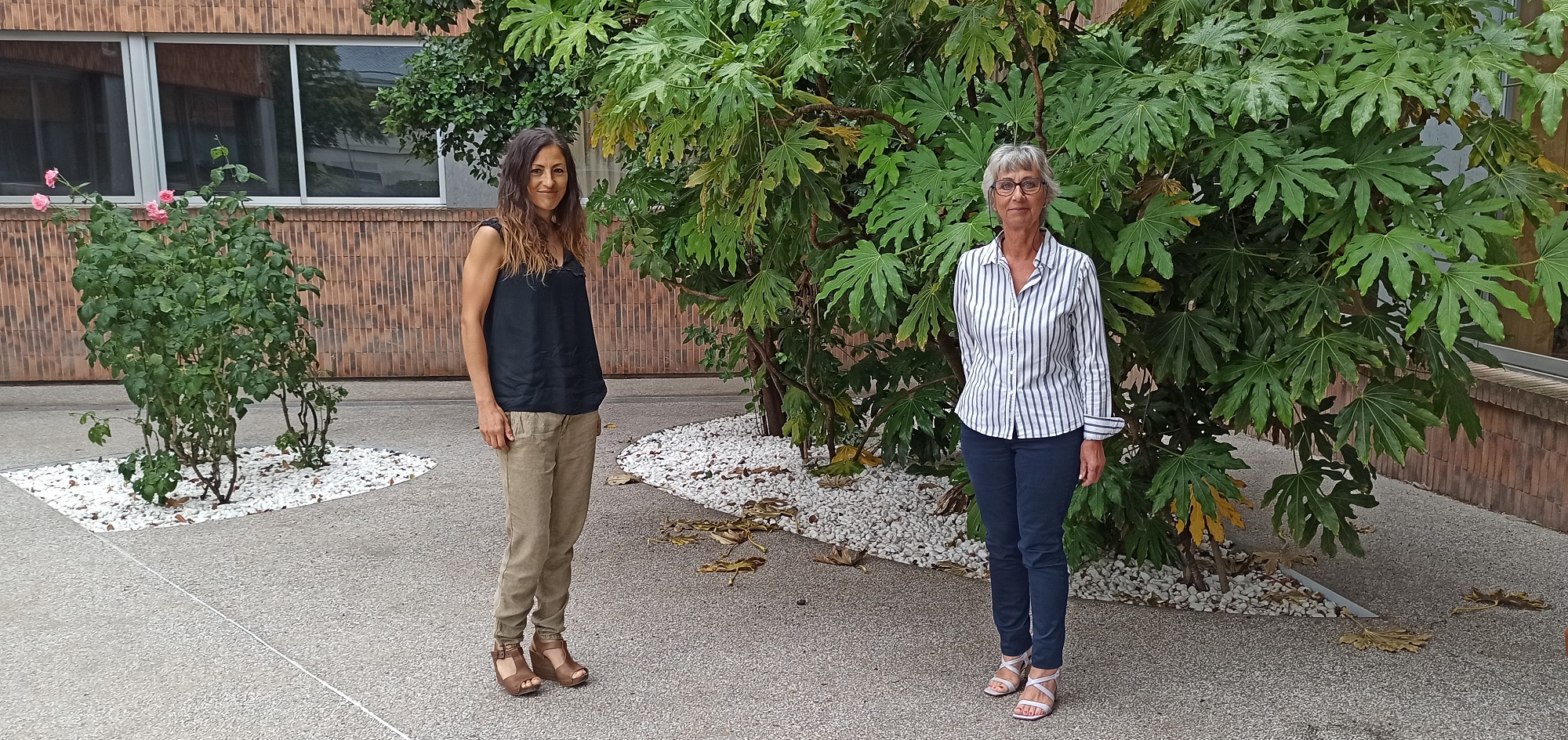 Marta Esteban y Argelia Castaño, del Centro Nacional de Sanidad Ambiental (CNSA) del ISCIII, en el exterior del Campus de Majadahonda del Instituto.
